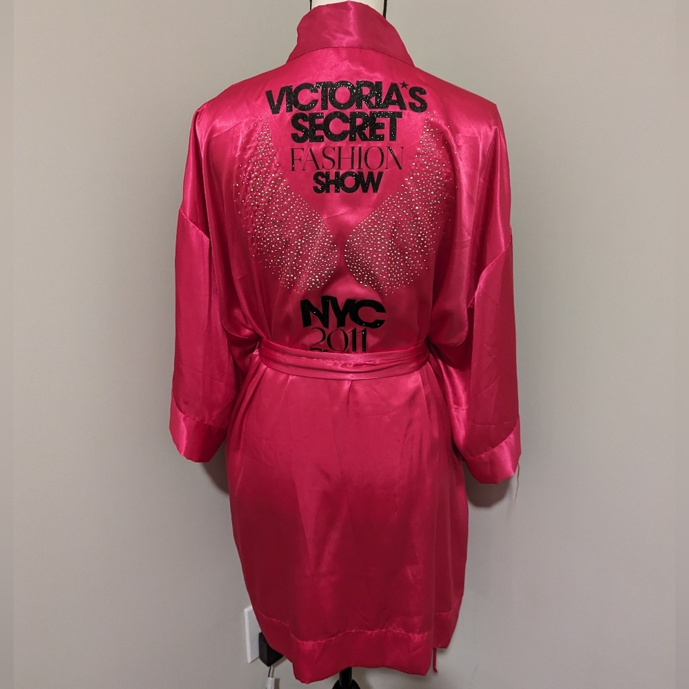 RARE Victoria's secret 2011 NYC fashion show hot pink kimono robe one size